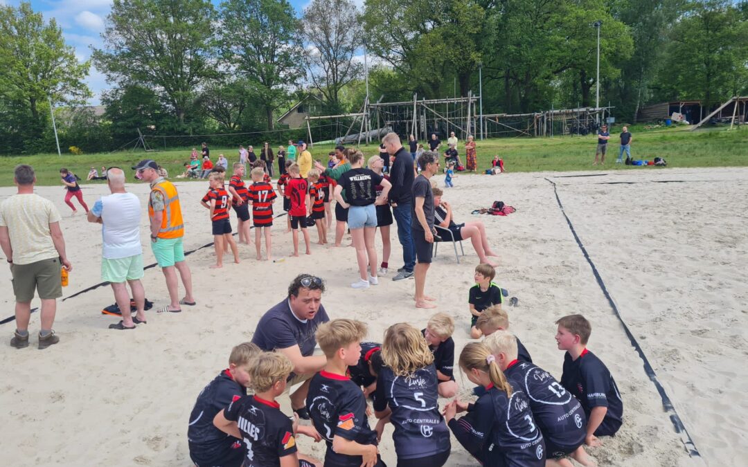 Mini’s Rugbyclub Drachten zwoegen in het zand @beachrugby Havelte!!